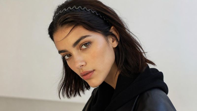 How Hailey Bieber’s Drugstore Zigzag Headband Became a Runway-Approved Model Hair Essential